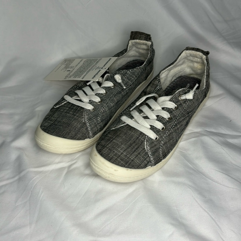 Amazon essentials size 8 grey canvas sneaker